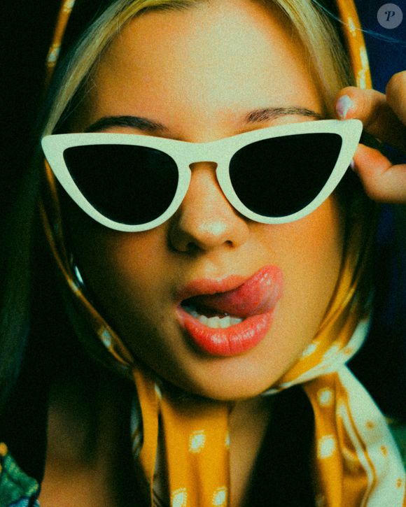 Femme portant un foulard et des lunettes