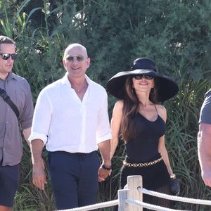 Jeff Bezos et sa femme Lauren Sanchez au Club 55 sur la plage de Pampelonne à Saint-Tropez (Ramatuelle), Côte d'Azur, France, le 22 juillet 2025. © Bestimage