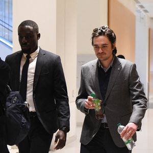 Alain-Fabien Delon et son avocate Florence Watrin arrivent au tribunal correctionnel de Paris pour avoir enregistré et diffusé avec son frère Anthony Delon une conversation de leur sœur, Anouchka, avec leur père, le 5 janvier 2024, à l'époque où les désaccords de la fratrie concernant la santé d'Alain Delon, à Paris, France, le 17 mars 2026. Anthony Delon et Anouchka sont absents. © Clément Prioli/Bestimage