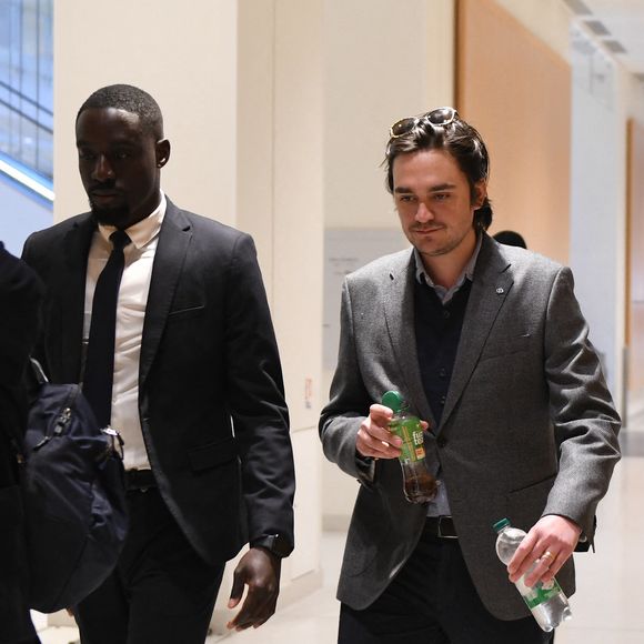 Alain-Fabien Delon et son avocate Florence Watrin arrivent au tribunal correctionnel de Paris pour avoir enregistré et diffusé avec son frère Anthony Delon une conversation de leur sœur, Anouchka, avec leur père, le 5 janvier 2024, à l'époque où les désaccords de la fratrie concernant la santé d'Alain Delon, à Paris, France, le 17 mars 2026. Anthony Delon et Anouchka sont absents. © Clément Prioli/Bestimage