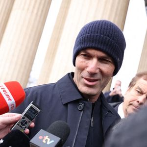 Zinédine Zidane était présent à l’église de la Madeleine pour lui rendre un dernier hommage.

Zinedine Zidane arrivant à la cérémonie d'enterrement de Rolland Courbis à l'église de la Madeleine à Paris, France, le 14 janvier 2026. Rolland Courbis, ancien footballeur français, entraîneur et commentateur médiatique au franc-parler, est décédé à l'âge de 72 ans. Photo par Jerome Domine/ABACAPRESS.COM