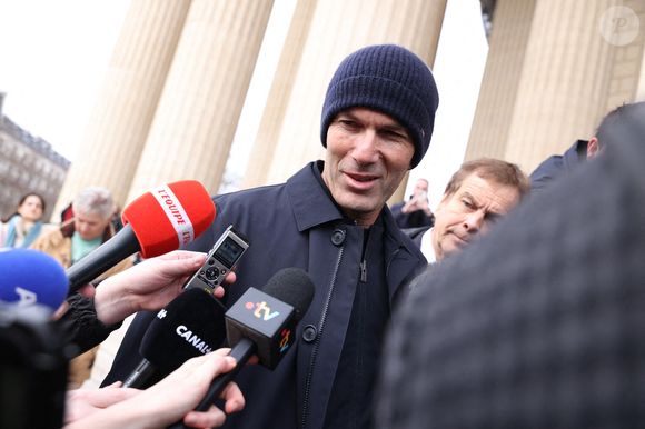 Zinédine Zidane était présent à l’église de la Madeleine pour lui rendre un dernier hommage.

Zinedine Zidane arrivant à la cérémonie d'enterrement de Rolland Courbis à l'église de la Madeleine à Paris, France, le 14 janvier 2026. Rolland Courbis, ancien footballeur français, entraîneur et commentateur médiatique au franc-parler, est décédé à l'âge de 72 ans. Photo par Jerome Domine/ABACAPRESS.COM