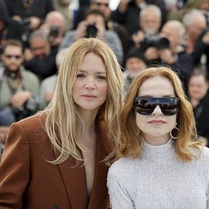 Elle a pris la pose tout sourire aux côtés de ses partenaires de jeu, dont Pierre Niney et Isabelle Huppert.

Virginie Efira, Isabelle Huppert - Photocall du film "Histoires Parallèles" lors du 79ème Festival International du Film de Cannes, le 15 mai 2026.
© Jacovides/Moreau/Bestimage