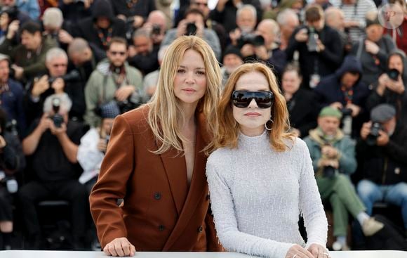 Elle a pris la pose tout sourire aux côtés de ses partenaires de jeu, dont Pierre Niney et Isabelle Huppert.

Virginie Efira, Isabelle Huppert - Photocall du film "Histoires Parallèles" lors du 79ème Festival International du Film de Cannes, le 15 mai 2026.
© Jacovides/Moreau/Bestimage