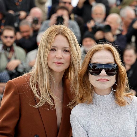 Elle a pris la pose tout sourire aux côtés de ses partenaires de jeu, dont Pierre Niney et Isabelle Huppert.

Virginie Efira, Isabelle Huppert - Photocall du film "Histoires Parallèles" lors du 79ème Festival International du Film de Cannes, le 15 mai 2026.
© Jacovides/Moreau/Bestimage