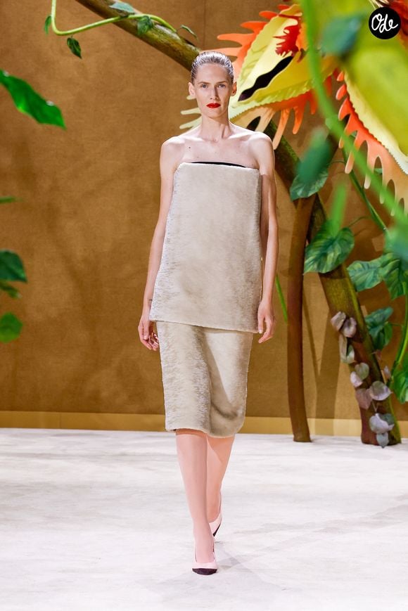 Les clins d'œil aux histoires mythiques comme Boucle d'Or et les Trois Ours ou Jack et le Haricot magique se sont glissés partout, twistés par le savoir-faire incomparable des ateliers de la griffe. 

Défilé de mode Chanel Collection Haute Couture Automne/Hiver 2026-2027 lors de la Fashion Week de Paris (PFW) au Grand Palais, à Paris, France, le 7 juillet 2026. © Bestimage
