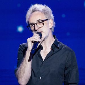 Exclusif - No Web - Vincent Delerm - Enregistrement de l'émission "Joyeux anniversaire Renaud" au Dôme de Paris, diffusée le 10 mai sur France 2
© Cyril Moreau / Bestimage
Pour marquer son grand retour, Renaud sera en exclusivité sur France 2 pour une soirée événement qui s’annonce aussi unique qu’exceptionnelle. 
Rare à la télévision, chacune de ses apparitions est attendue par ses nombreux fans et le grand public. Avec 27 albums, 20 millions de disques vendus et 6 Victoires de la musique, Renaud est un artiste incontournable de la chanson française.
A l’occasion de son 70e anniversaire et de la sortie de son nouvel album, Métèque, dans lequel il revisite 13 grandes chansons de la musique française, Renaud nous offre un show exceptionnel !
 Dans Joyeux Anniversaire Renaud, sur la scène du Dôme de Paris, il chantera en exclusivité plusieurs titres de son nouvel opus et partagera la scène avec ses amis lors de duos créés uniquement pour cette soirée. Ils interpréteront ainsi quelques-uns de ses titres les plus emblématiques.
 Au fil de la soirée, en présence de Renaud, de nombreux artistes viendront chanter ses plus grands succès. De Mistral gagnant à Morgane de toi, de Manu à Manhattan Kaboul en passant par Dès que le vent soufflera, Mon beauf ou bien encore En cloque, nous allons vivre une grande soirée de partage et de musique avec cet artiste iconique.
L’acteur J.P.Rouve, ami intime de Renaud, en véritable conteur, nous apportera un éclairage émouvant et espiègle sur l’histoire de ces tubes mythiques grâce la diffusion d’archives rares.