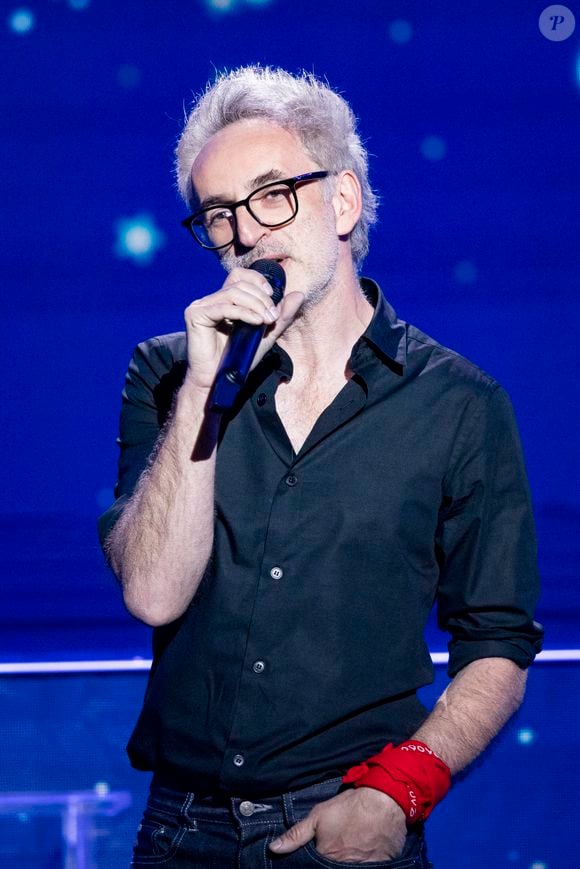 Exclusif - No Web - Vincent Delerm - Enregistrement de l'émission "Joyeux anniversaire Renaud" au Dôme de Paris, diffusée le 10 mai sur France 2
© Cyril Moreau / Bestimage
Pour marquer son grand retour, Renaud sera en exclusivité sur France 2 pour une soirée événement qui s’annonce aussi unique qu’exceptionnelle. 
Rare à la télévision, chacune de ses apparitions est attendue par ses nombreux fans et le grand public. Avec 27 albums, 20 millions de disques vendus et 6 Victoires de la musique, Renaud est un artiste incontournable de la chanson française.
A l’occasion de son 70e anniversaire et de la sortie de son nouvel album, Métèque, dans lequel il revisite 13 grandes chansons de la musique française, Renaud nous offre un show exceptionnel !
 Dans Joyeux Anniversaire Renaud, sur la scène du Dôme de Paris, il chantera en exclusivité plusieurs titres de son nouvel opus et partagera la scène avec ses amis lors de duos créés uniquement pour cette soirée. Ils interpréteront ainsi quelques-uns de ses titres les plus emblématiques.
 Au fil de la soirée, en présence de Renaud, de nombreux artistes viendront chanter ses plus grands succès. De Mistral gagnant à Morgane de toi, de Manu à Manhattan Kaboul en passant par Dès que le vent soufflera, Mon beauf ou bien encore En cloque, nous allons vivre une grande soirée de partage et de musique avec cet artiste iconique.
L’acteur J.P.Rouve, ami intime de Renaud, en véritable conteur, nous apportera un éclairage émouvant et espiègle sur l’histoire de ces tubes mythiques grâce la diffusion d’archives rares.