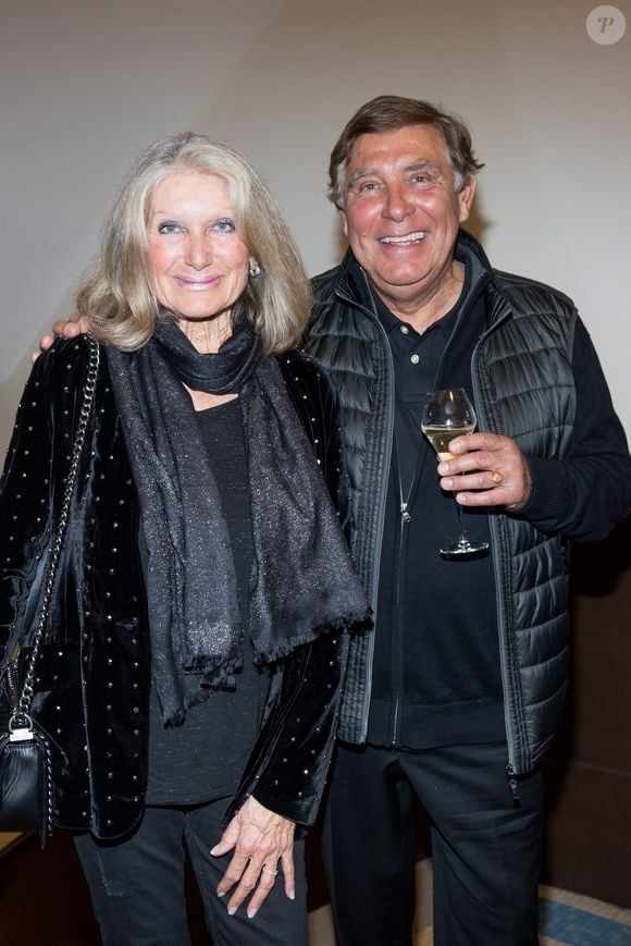 Une ville balnéaire située entre Martigues et Marseille où il a acquis en 1989 une magnifique maison au sein de la calanque du Bouchon avec son épouse Evelyne. 

Jean-Pierre Foucault et sa compagne Evelyne Jarre lors du gala de la Chaine de l'espoir au théâtre de la Tour Eiffel à Paris, France, le 26 mars 2018. Les recettes collectées (les bénéfices de la soirée) seront reversées à l'association La Chaîne de l’Espoir pour redonner vie et sourire à des enfants malades du bout du monde. © Cyril Moreau/Bestimage