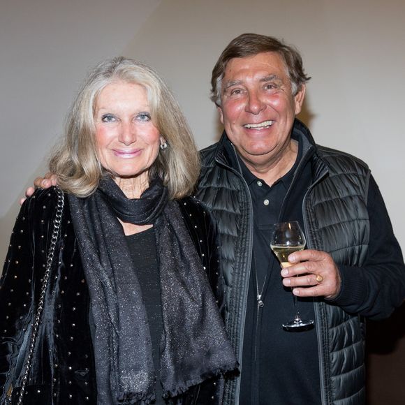 Une ville balnéaire située entre Martigues et Marseille où il a acquis en 1989 une magnifique maison au sein de la calanque du Bouchon avec son épouse Evelyne. 

Jean-Pierre Foucault et sa compagne Evelyne Jarre lors du gala de la Chaine de l'espoir au théâtre de la Tour Eiffel à Paris, France, le 26 mars 2018. Les recettes collectées (les bénéfices de la soirée) seront reversées à l'association La Chaîne de l’Espoir pour redonner vie et sourire à des enfants malades du bout du monde. © Cyril Moreau/Bestimage