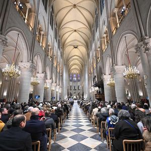 Des fidèles se rassemblent pendant la première messe publique au cours de laquelle l'archevêque de Paris dirigera les prières pour consacrer le nouvel autel principal, à la cathédrale Notre-Dame de Paris, à Paris, le 8 décembre 2024. La cathédrale Notre-Dame nouvellement restaurée devrait accueillir le public pour la première fois le 8 décembre 2024, à l'issue d'une cérémonie de réouverture historique au cours de laquelle les pompiers, les constructeurs et les artistes ont été célébrés pour leur travail de sauvegarde du chef-d'œuvre du XIIe siècle. Le monument parisien bien-aimé a failli brûler en 2019, mais il a été rénové à l'intérieur et doté d'un nouveau toit et d'une nouvelle flèche au cours d'un effort de reconstruction frénétique depuis lors. Photo by Eliot Blondet/ABACAPRESS.COM