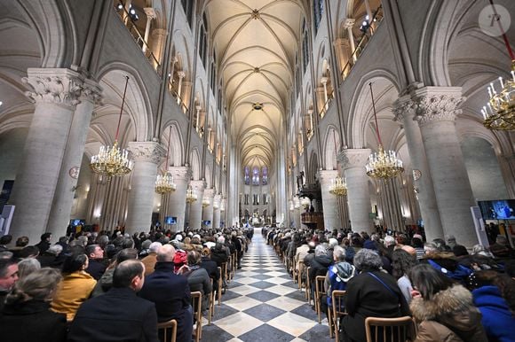 Des fidèles se rassemblent pendant la première messe publique au cours de laquelle l'archevêque de Paris dirigera les prières pour consacrer le nouvel autel principal, à la cathédrale Notre-Dame de Paris, à Paris, le 8 décembre 2024. La cathédrale Notre-Dame nouvellement restaurée devrait accueillir le public pour la première fois le 8 décembre 2024, à l'issue d'une cérémonie de réouverture historique au cours de laquelle les pompiers, les constructeurs et les artistes ont été célébrés pour leur travail de sauvegarde du chef-d'œuvre du XIIe siècle. Le monument parisien bien-aimé a failli brûler en 2019, mais il a été rénové à l'intérieur et doté d'un nouveau toit et d'une nouvelle flèche au cours d'un effort de reconstruction frénétique depuis lors. Photo by Eliot Blondet/ABACAPRESS.COM