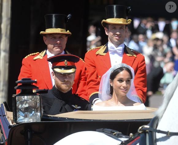 Si la jeune femme a la réputation d'avoir un caractère de cochon et capable des pires mesquineries selon certains employés de Buckingham Palace, elle aurait en tout cas décidé d'engager une nouvelle Directrice de la Communication selon le magazine "Hello !"

Le prince Harry, duc de Sussex, et Meghan Markle, duchesse de Sussex, en calèche à la sortie du château de Windsor après leur mariage le 19 mai 2018 Agence / Bestimage