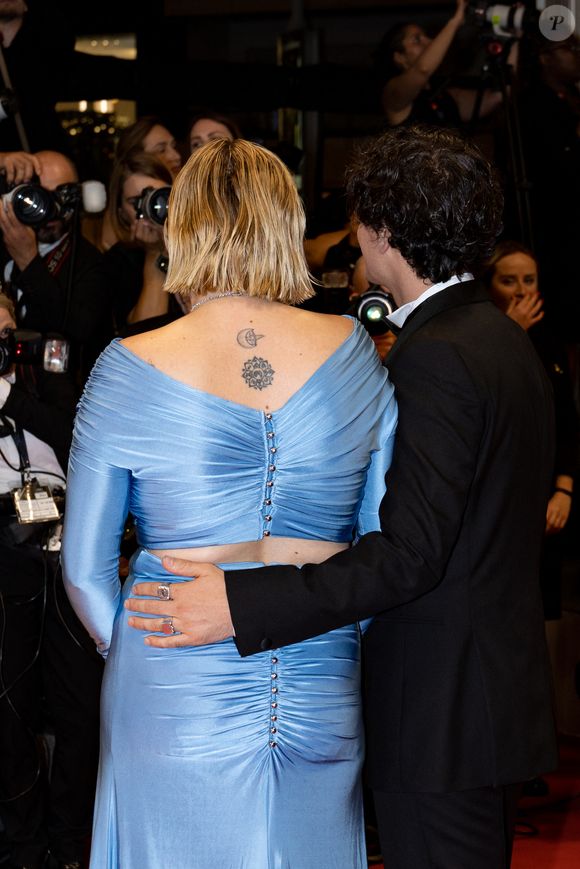 En couple depuis 2018, les deux artistes s'étaient rencontrés lors des préparations d'une tournée, déclenchant un véritable coup de foudre que Louane avait pourtant gardé secret pendant huit mois.

Florian Rossi et sa compgane Louane Emera - Montée des marches du film « The Idol » lors du 76ème Festival International du Film de Cannes, au Palais des Festivals à Cannes. Le 22 mai 2023
© Jacovides-Moreau / Bestimage