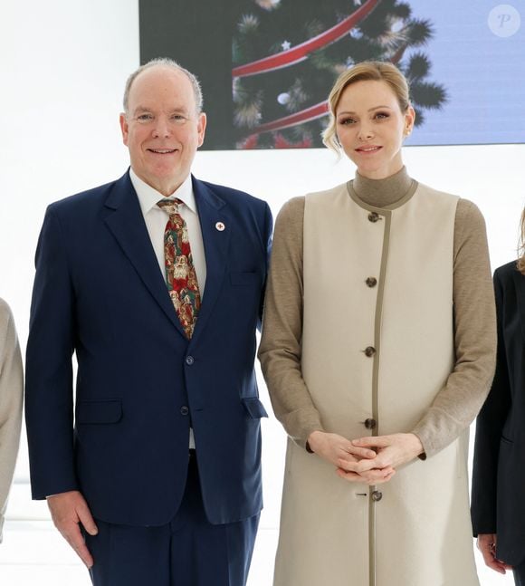Le prince Albert II de Monaco et la princesse Charlène de Monaco assistent au petit-déjeuner organisé pour les aînés par la Croix-Rouge monégasque au Yacht Club de Monaco, le 12 décembre 2025, avec la participation du Ballet de Monte Carlo.
© Jean-Charles Vinaj / Pool Monaco / Bestimage