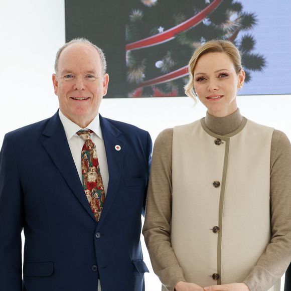 Le prince Albert II de Monaco et la princesse Charlène de Monaco assistent au petit-déjeuner organisé pour les aînés par la Croix-Rouge monégasque au Yacht Club de Monaco, le 12 décembre 2025, avec la participation du Ballet de Monte Carlo.
© Jean-Charles Vinaj / Pool Monaco / Bestimage