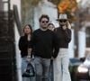 Aujourd'hui, elle vit une histoire apaisée avec Frédéric Suant, qui a déjà rencontré ses deux filles, Jade et Joy.
Laeticia Hallyday est allée déjeuner avec son nouveau compagnon Frédéric et ses filles Jade et Joy à Venice le 17 janvier 2025.
©Agence / Bestimage