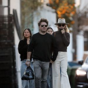 Aujourd'hui, elle vit une histoire apaisée avec Frédéric Suant, qui a déjà rencontré ses deux filles, Jade et Joy. 
Laeticia Hallyday est allée déjeuner avec son nouveau compagnon Frédéric et ses filles Jade et Joy à Venice le 17 janvier 2025.
©Agence / Bestimage