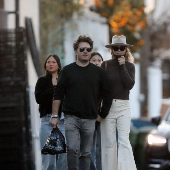 Aujourd'hui, elle vit une histoire apaisée avec Frédéric Suant, qui a déjà rencontré ses deux filles, Jade et Joy. 
Laeticia Hallyday est allée déjeuner avec son nouveau compagnon Frédéric et ses filles Jade et Joy à Venice le 17 janvier 2025.
©Agence / Bestimage