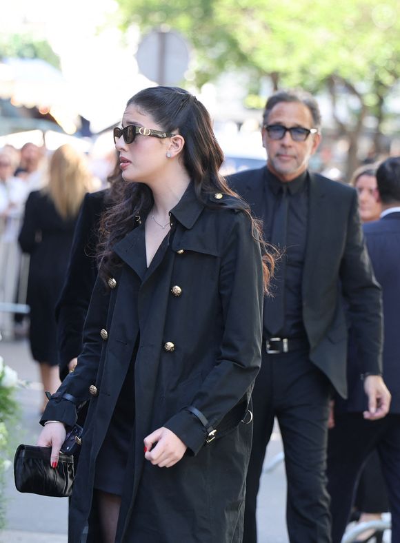 Cylia Chasman, fille de la défunte, Steven Chasman, ex-mari de la défunte - Arrivées aux obsèques de Nadia Farès en l'église Saint-Jean-de-Montmartre à Paris, le 24 avril 2026. N.Farès est décédée le 17 avril 2026 quelques jours après un "incident cardiaque" survenu le 12 avril 2026 dans la piscine du complexe sportif, Blanche (9ème).