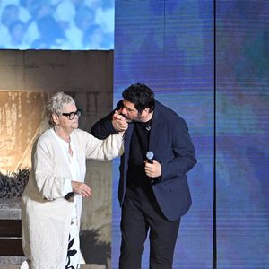 Le concept célèbre le lien musical et culturel entre la Corse et le continent.

Patrick Fiori et sa mère Marie Antoinette durant Corsu Mezu Mezu, le concert emmené par Patrick Fiori qui a eu lieu au stade Orange Vélodrome à Marseille. © Bruno Bebert/Bestimage