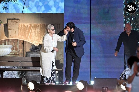 Le concept célèbre le lien musical et culturel entre la Corse et le continent.

Patrick Fiori et sa mère Marie Antoinette durant Corsu Mezu Mezu, le concert emmené par Patrick Fiori qui a eu lieu au stade Orange Vélodrome à Marseille. © Bruno Bebert/Bestimage