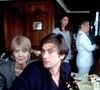 Parmi les sujets abordés, le chanteur de 51 ans est revenu sur son enfance et plus précisément sur l’importance qu’accordait sa mère, Françoise Hardy, à son éducation...

Françoise Hardy et Thomas Dutronc, les amis d'Henri Salvador, à la Tour d'Argent, à Paris, dans le « Plan américain ».