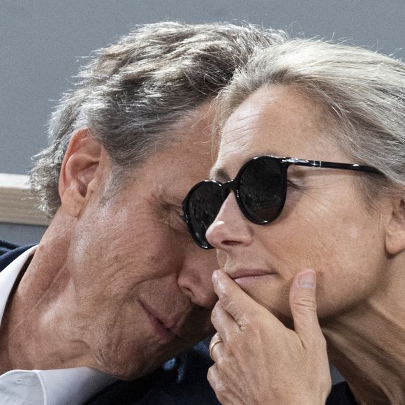 Anne-Sophie Lapix et son mari Arthur Sadoun en tribunes lors des Internationaux de France de Tennis de Roland Garros 2025, à Paris, France, le 6 juin 2025. © Jacovides-Moreau/Bestimage