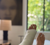 "Ma vie mon Oeuvre épisode 12567", a-t-il écrit avec humour, avant d'ajouter : "Ça aurait pu être pire. Genre pendant une canicule..."

Arthur apparaît sur Instagram le pied et le mollet dans le plâtre