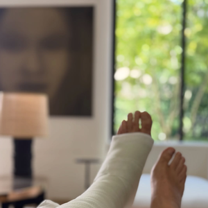 "Ma vie mon Oeuvre épisode 12567", a-t-il écrit avec humour, avant d'ajouter : "Ça aurait pu être pire. Genre pendant une canicule..."

Arthur apparaît sur Instagram le pied et le mollet dans le plâtre