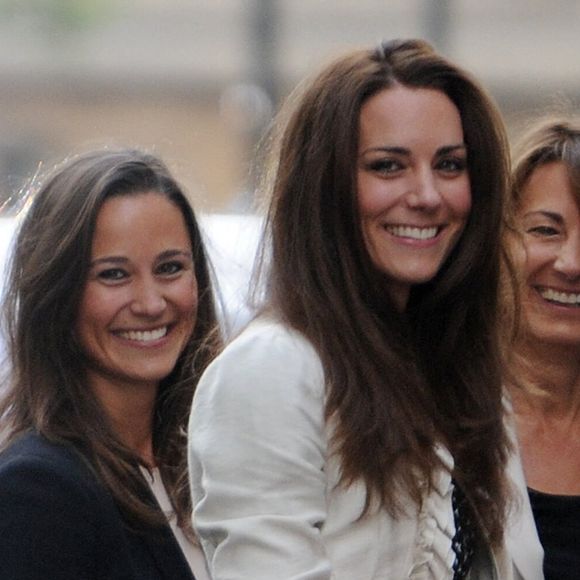 Si Carole était déjà un pilier pour sa fille avant la maladie, elle semble l’être devenue davantage après le cancer de l’épouse du prince William.

Kate Middleton (M) salue la foule à l'extérieur de l'hôtel Goring à Londres, Grande-Bretagne, 28 avril 2011 avec sa sœur Pippa (G) et sa mère Carole. Londres se prépare au mariage royal du prince William et de Kate Middleton à l'abbaye de Westminster le 29 avril. Photo par Frank May/DPA/ABACAPRESS.COM