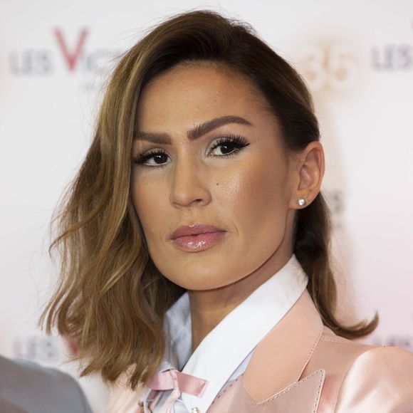 Vitaa dévoile fièrement sa silhouette affûtée.

Vitaa au photocall de la 35ème cérémonie des Victoires de la musique à la Seine musicale de Boulogne-Billancourt.

Photo : Cyril Moreau / Bestimage