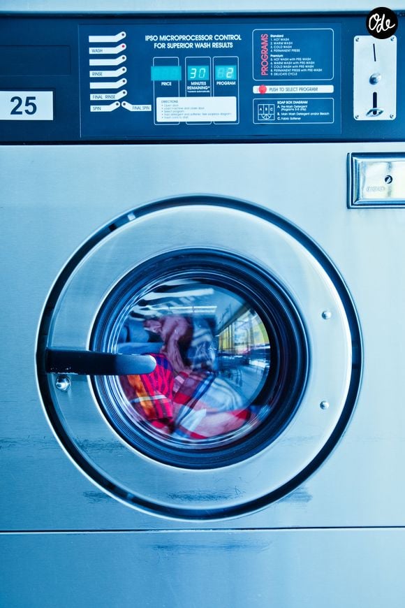 Déception fréquente à la fin du cycle de votre machine : les textiles lavés manquent parfois cruellement de fraîcheur et de propreté.