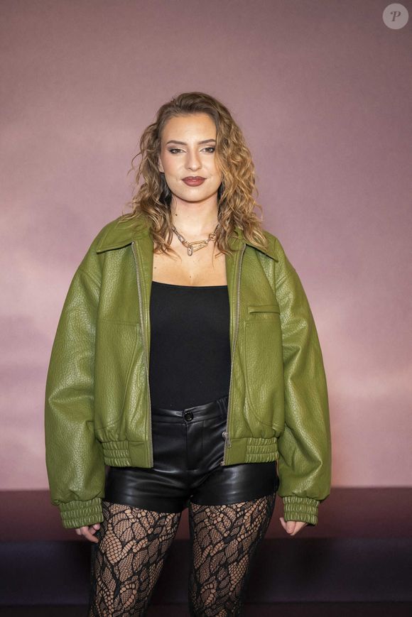 La participante de l'émission de télé-réalité "Star Academy" Lea Doffey assiste à la première mondiale de la saison 4 de "Bridgerton" au Palais Brongniart à Paris, France. by Eliot Blondet/ABACAPRESS.COM