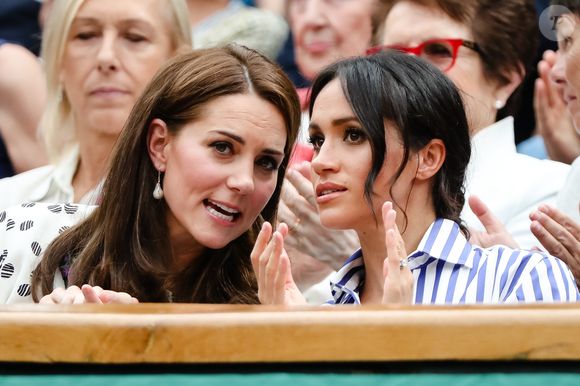 Catherine (Kate) Middleton, duchesse de Cambridge et Meghan Markle, duchesse de Sussex assistent au match de tennis Nadal contre Djokovic lors du tournoi de Wimbledon "The Championships" le 14 juillet 2018 © Action Press / Bestimage
