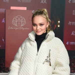 Et la jeune comédienne de 26 ans n'a pas caché avoir connu une période compliquée avec cette dernière durant l'adolescence.

Lily-Rose Depp inaugure Les nouvelles illuminations de fin d'année de l'avenue des Champs-Elysées à Paris le 22 novembre 2017.
© Coadic Guirec / Bestimage