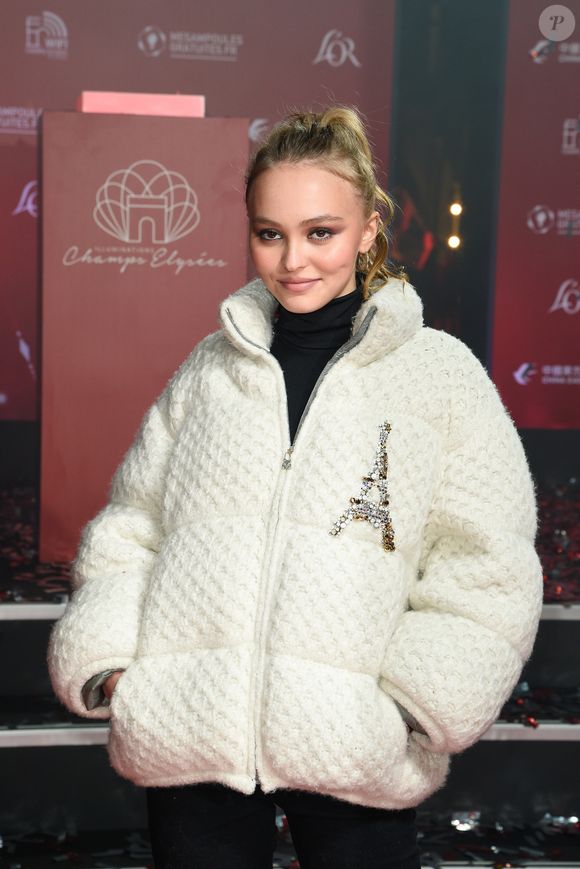Et la jeune comédienne de 26 ans n'a pas caché avoir connu une période compliquée avec cette dernière durant l'adolescence.

Lily-Rose Depp inaugure Les nouvelles illuminations de fin d'année de l'avenue des Champs-Elysées à Paris le 22 novembre 2017.
© Coadic Guirec / Bestimage