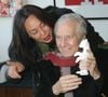 Maurice Jarre aurait eu 102 ans ce 13 septembre.

Le compositeur français et lauréat d'un Oscar Maurice Jarre signera vendredi le livre d'or de Berlin. Il est accompagné de son épouse Fui Fong Khong.

 Photo par DPA/ABACAPRESS.COM