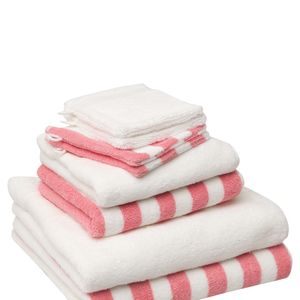 Elodie Gossuin collabore avec Tissaia de E.Leclerc pour une collection de linge de maison.