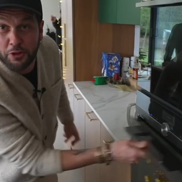 Claudio Capéo dans sa maison en Alsace. Reportage diffusé dans le JT de 13 heures de TF1 le 23 décembre 2025.