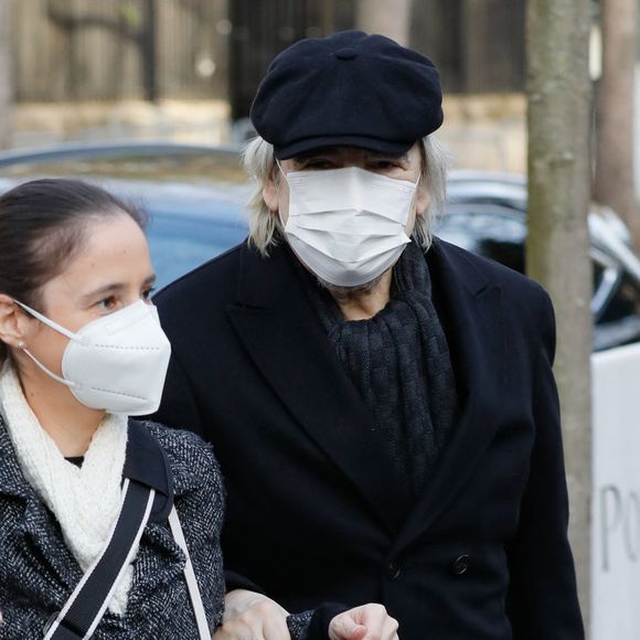 Le chanteur est comblé par l'attention et la gentillesse de son épouse

Serge Lama et sa femme Luana - Arrivées à l'enregistrement de l'émission "Vivement Dimanche" au Studio Gabriel à Paris, qui est diffusée le 31 octobre sur France 2. Le 27 octobre 2021
© Christophe Clovis / Bestimage