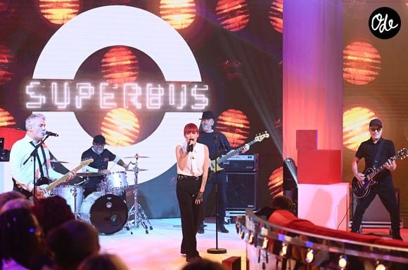 Exclusif - Jennifer Ayache du groupe Superbus lors de l'enregistrement de l'émission "Vivement dimanche" au studio Rive gauche, à Paris, le 30 septembre 2026. 

© Guillaume Gaffiot/Bestimage