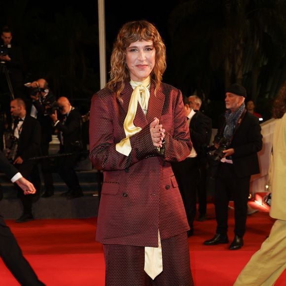 Et si l'animatrice a partagé peu de photos tout au long de son parcours, elle s'explique : 

Daphné Bürki - Montée des marches du film " La femme la plus riche du monde " lors du 78ème Festival International du Film de Cannes, au Palais des Festivals à Cannes. Le 18 mai 2025
© Jacovides-Moreau / Bestimage