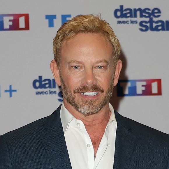 Ian Ziering, connu pour avoir incarné Steve Sanders dans la série Beverly Hills 90210. 

Ian Ziering - Photocall de lancement de la saison 2026 de "Danse avec les stars" (DALS) au siège de TF1 à Boulogne-Billancourt le 18 décembre 2025. © Coadic Guirec/Bestimage