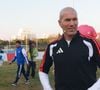 Celui qui vit dans une vaste maison de plus de 1 000 m² dans la capitale espagnole s'est notamment lancé dans un business particulièrement en vogue : les complexes sportifs dédiés au football à 5 et au padel.

Zinedine Zidane et le footballeur Kuai Jiwen visitent l'université Jiao Tong de Shanghai lors de leur tournée en Chine - 30/11/2025 © Imago/PsnewZ/Bestimage