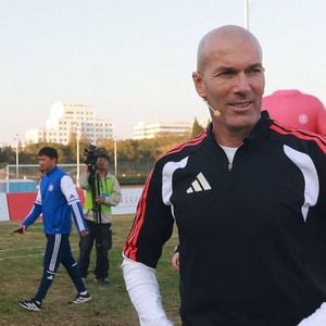 Celui qui vit dans une vaste maison de plus de 1 000 m² dans la capitale espagnole s'est notamment lancé dans un business particulièrement en vogue : les complexes sportifs dédiés au football à 5 et au padel.

Zinedine Zidane et le footballeur Kuai Jiwen visitent l'université Jiao Tong de Shanghai lors de leur tournée en Chine - 30/11/2025 © Imago/PsnewZ/Bestimage