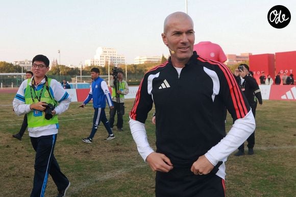 Celui qui vit dans une vaste maison de plus de 1 000 m² dans la capitale espagnole s'est notamment lancé dans un business particulièrement en vogue : les complexes sportifs dédiés au football à 5 et au padel.

Zinedine Zidane et le footballeur Kuai Jiwen visitent l'université Jiao Tong de Shanghai lors de leur tournée en Chine - 30/11/2025 © Imago/PsnewZ/Bestimage