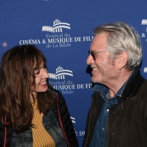 aussi dans leur vie personnelle car entre eux est né un vrai lien. Le 31 octobre Tchéky Karyo est mort et la peine d'Anne Parillaud est grande. 

Anne Parillaud, Tchéky Karyo - Photocall de la cérémonie de clôture du 8ème Festival du Cinéma et Musique de Film de La Baule le 3 juillet 2022. © Rachid Bellak/bestimage