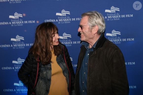 aussi dans leur vie personnelle car entre eux est né un vrai lien. Le 31 octobre Tchéky Karyo est mort et la peine d'Anne Parillaud est grande. 

Anne Parillaud, Tchéky Karyo - Photocall de la cérémonie de clôture du 8ème Festival du Cinéma et Musique de Film de La Baule le 3 juillet 2022. © Rachid Bellak/bestimage