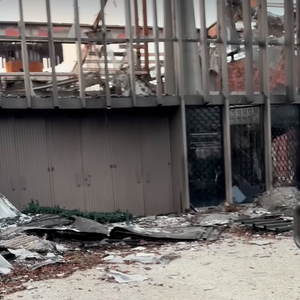 Laeticia Hallyday dévoile les ravages des incendies de Los Angeles sur une chapelle située à proximité de sa villa le dimanche 2 février 2025 sur Instagram.
Crédit : Instagram/lhallyday